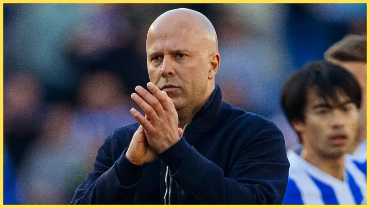 Entraîneur applaudissant sur le bord du terrain