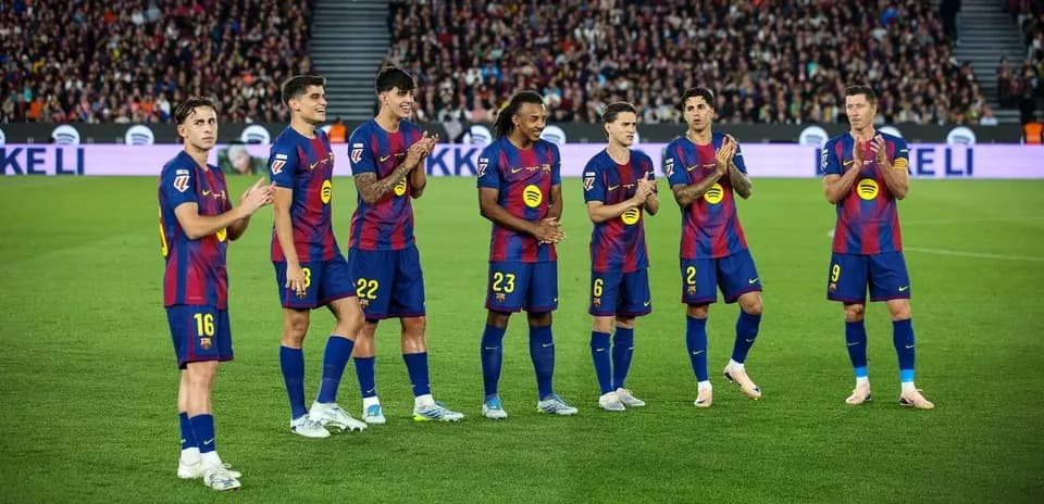 Joueurs du FC Barcelone applaudissant sur le terrain