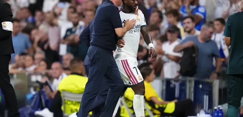 Entraîneur parlant à un joueur de Real Madrid