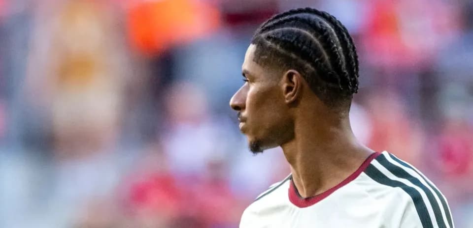 Joueur de football avec des tresses sur le terrain