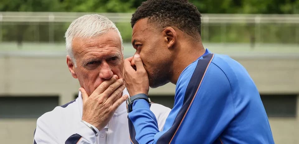 Entraîneur discutant avec un joueur pendant l'entraînement