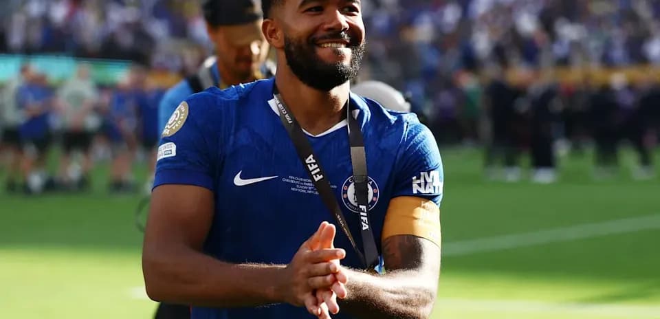 Joueur de Chelsea applaudissant après le match