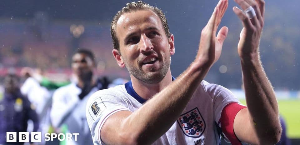 Joueur anglais applaudit les supporters après le match