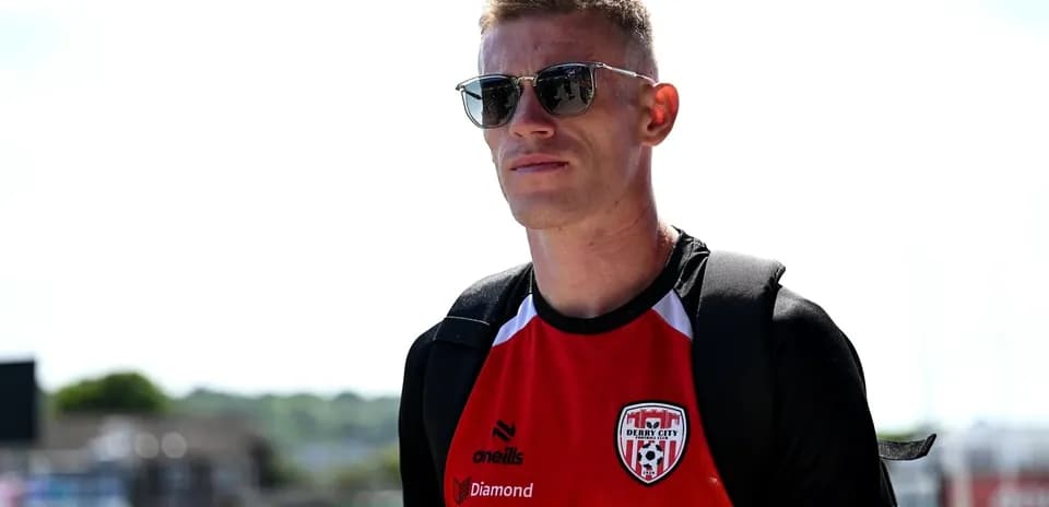 Joueur de Derry City portant des lunettes de soleil