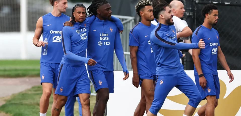 Joueurs de l'équipe de France marchant ensemble à l'entraînement