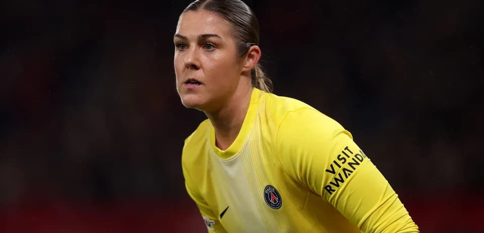 Gardienne de but en tenue jaune pendant un match