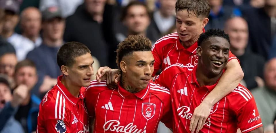Quatre joueurs de Nottingham Forest célébrant un but