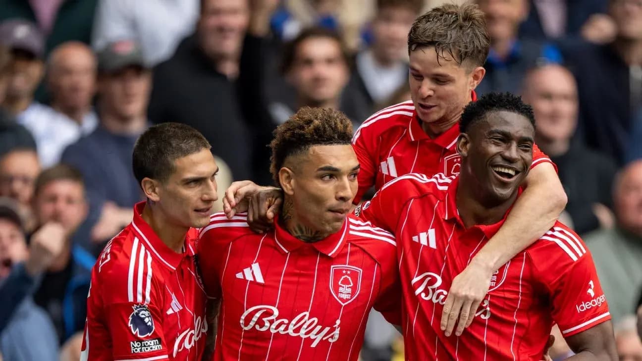 Quatre joueurs de Nottingham Forest célébrant un but