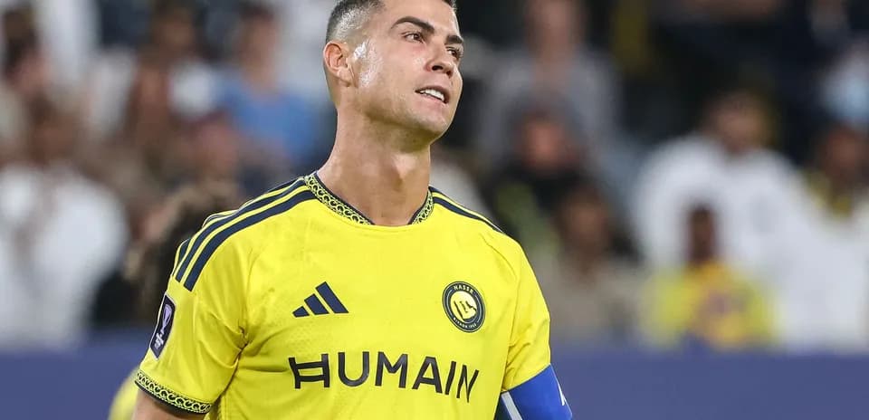 Joueur avec maillot jaune sur le terrain de football