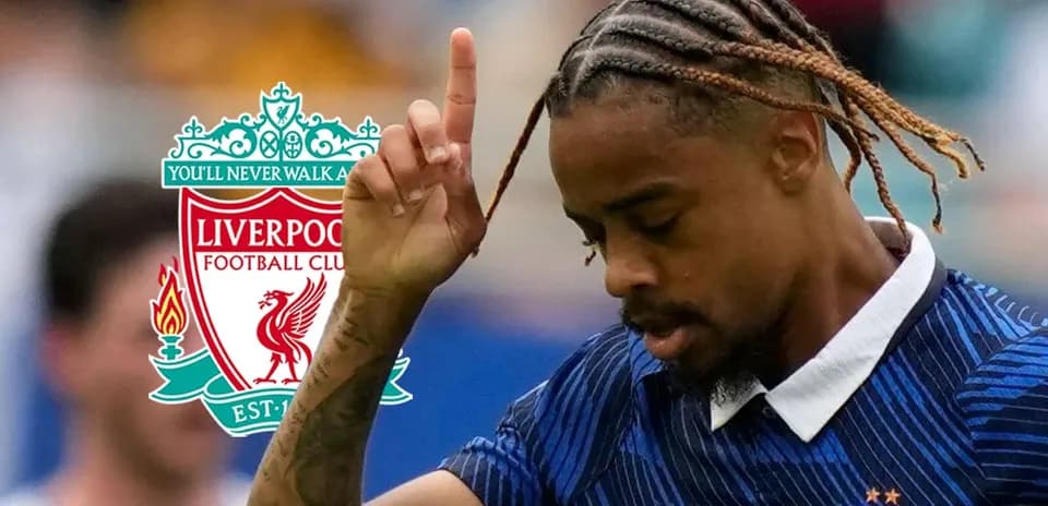 Joueur de football en maillot de France avec logo Liverpool