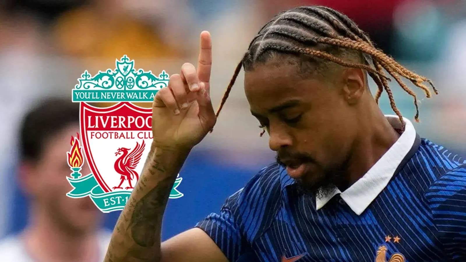 Joueur de football en maillot de France avec logo Liverpool