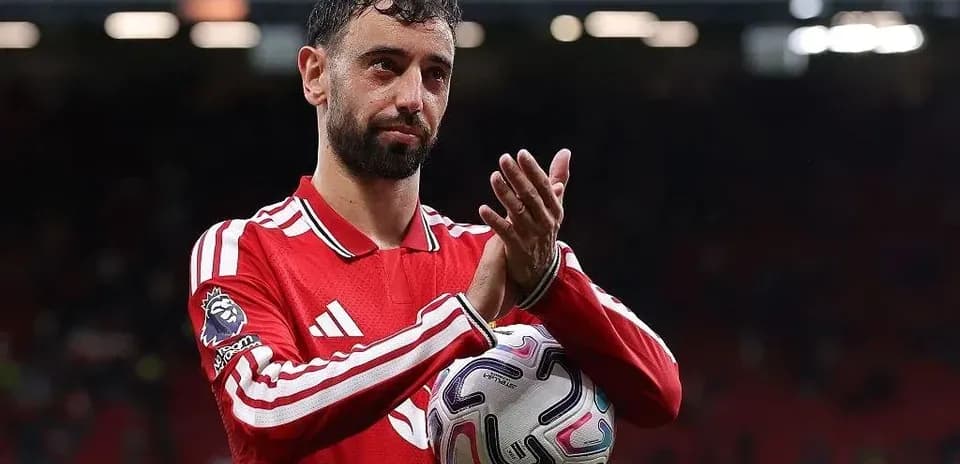 Joueur applaudissant avec un ballon au stade