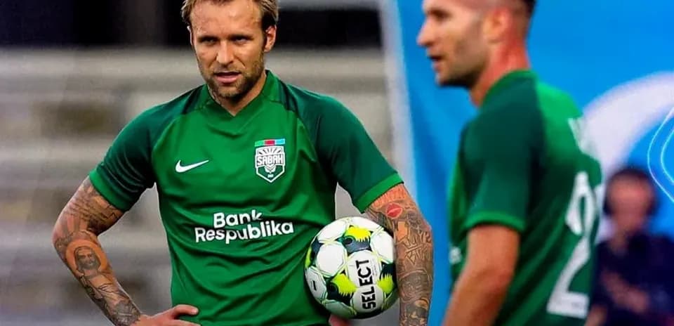 Joueurs de Sabah FA avec un ballon de football