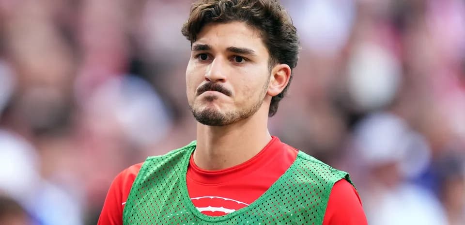 Joueur en tenue d'échauffement sur le banc