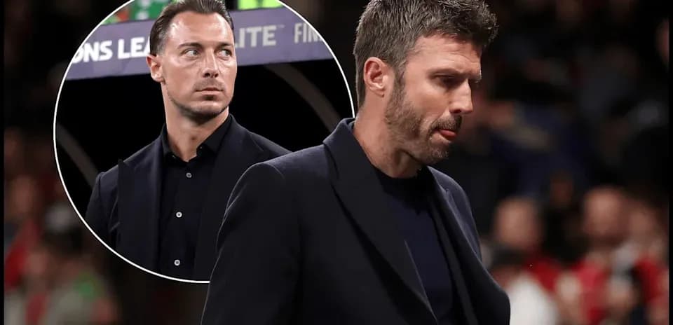 Deux entraîneurs sur le bord du terrain lors d'un match