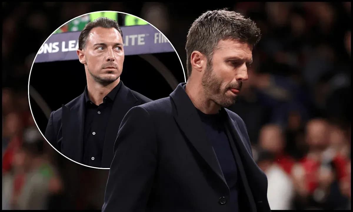 Deux entraîneurs sur le bord du terrain lors d'un match