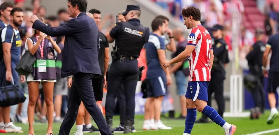 Joueur quittant le terrain après le match