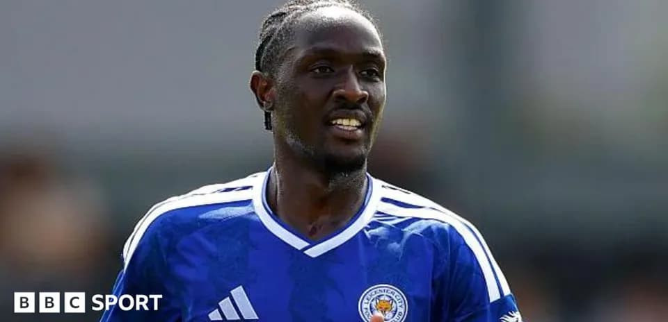 Joueur de Leicester City en tenue bleue sur le terrain