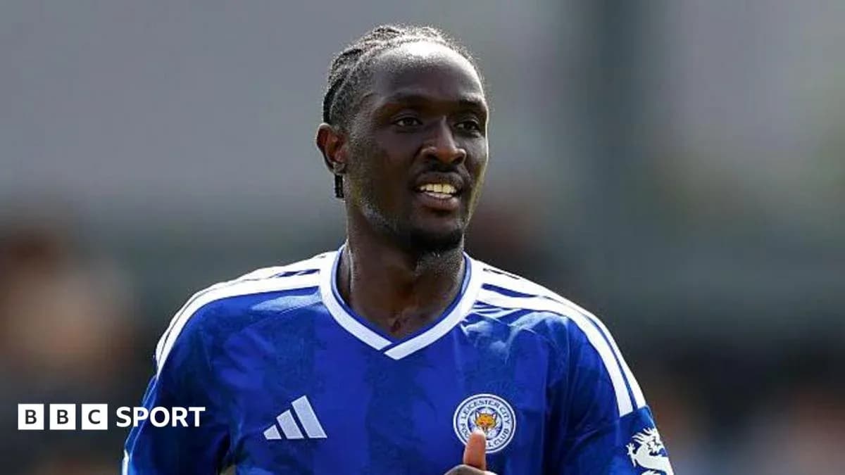 Joueur de Leicester City en tenue bleue sur le terrain