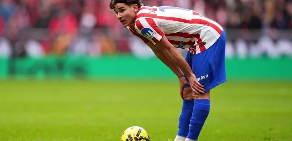 Joueur de l'Atlético Madrid se préparant pour un coup franc