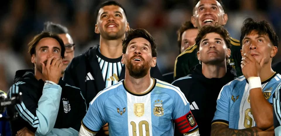 Joueurs argentins regardant vers le haut ensemble