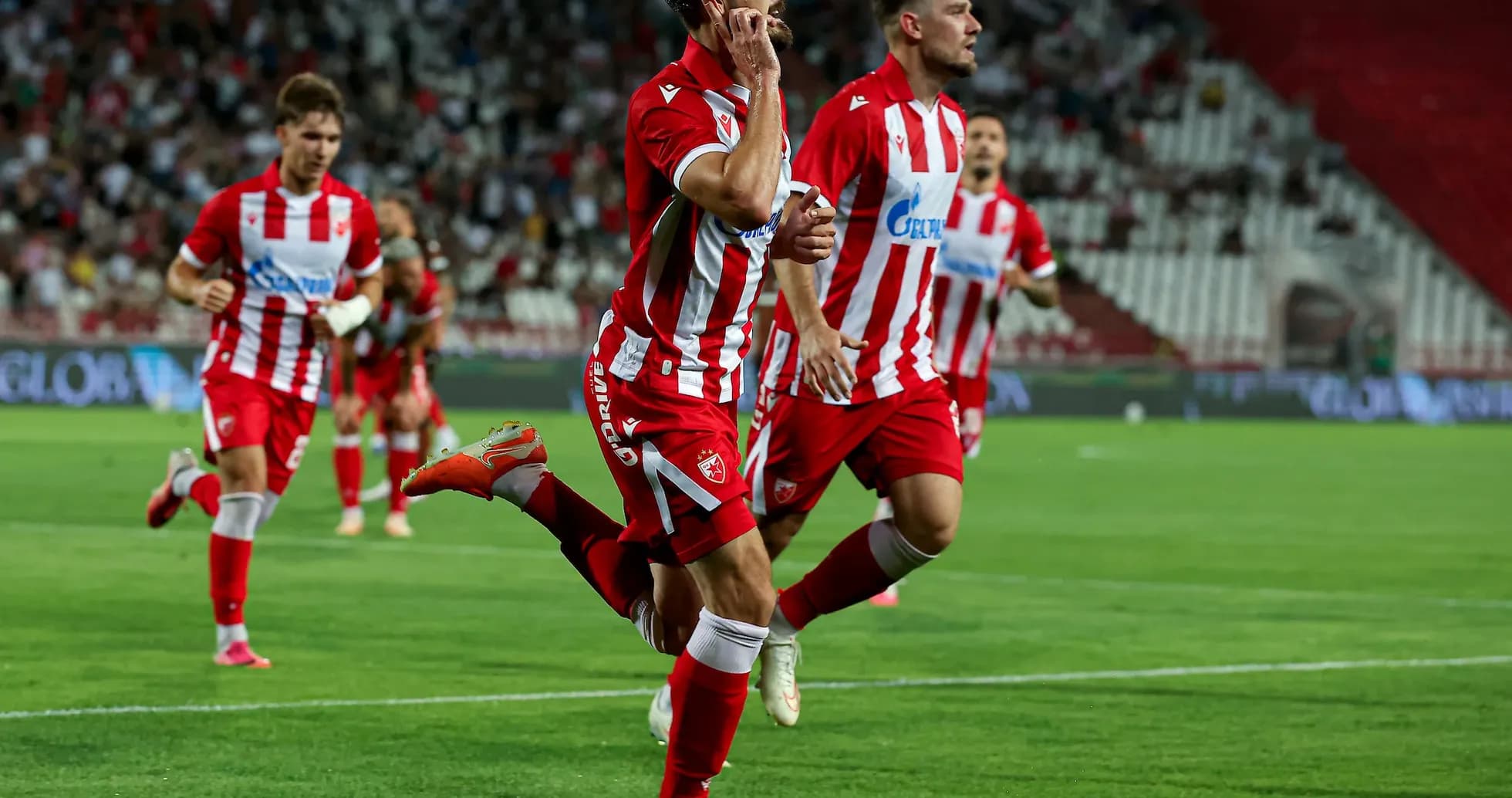 Joueurs de FK Crvena Zvezda célébrant un but