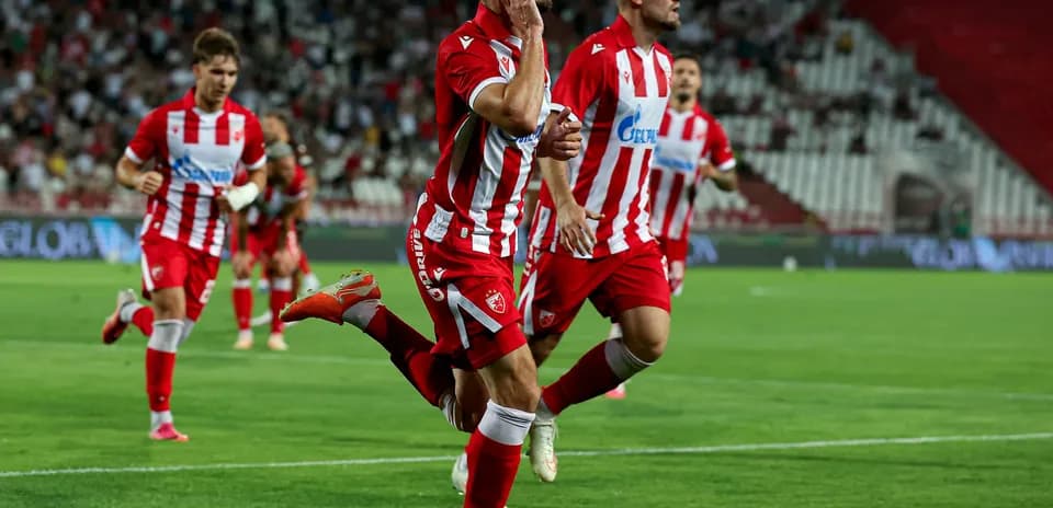Joueurs de FK Crvena Zvezda célébrant un but