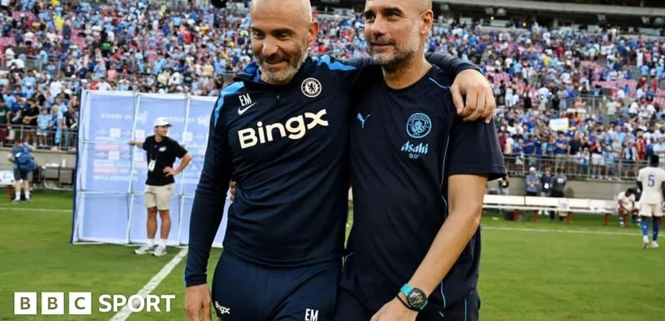 Deux entraîneurs se félicitant sur le terrain