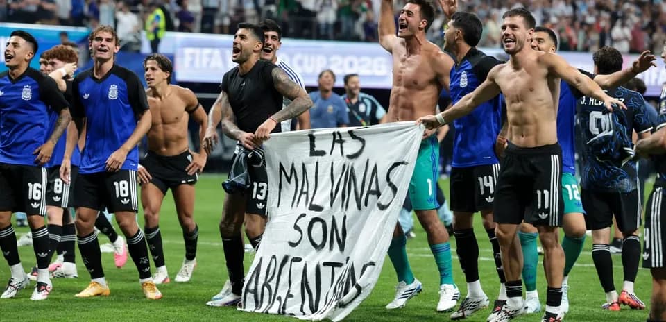 Joueurs argentins célébrant avec une banderole