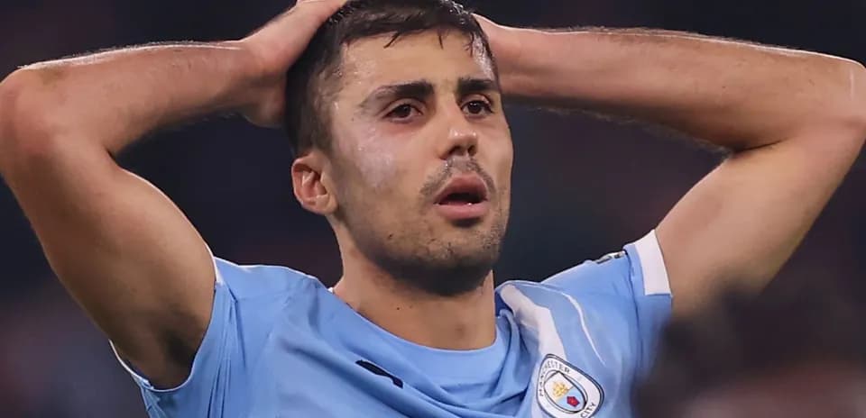 Joueur de Manchester City avec les mains sur la tête
