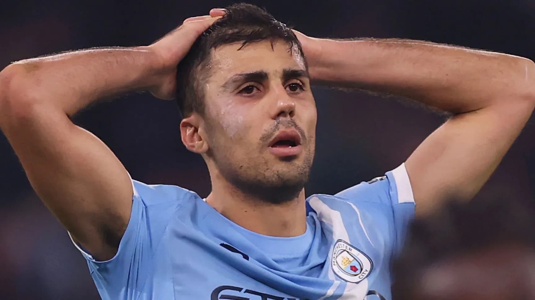 Joueur de Manchester City avec les mains sur la tête