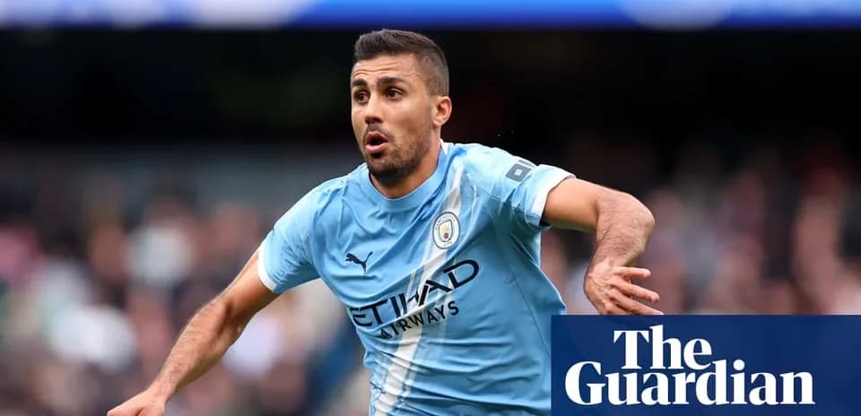 Joueur de Manchester City courant sur le terrain