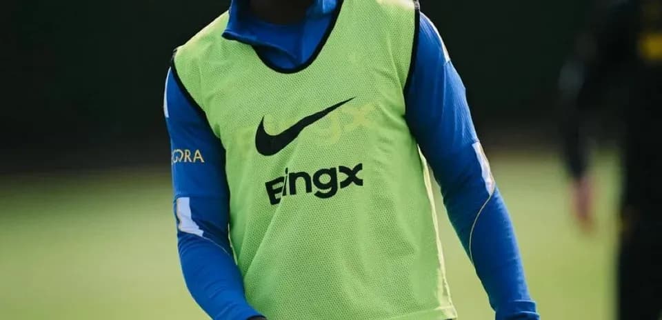 Joueur en entraînement avec gilet de survêtement