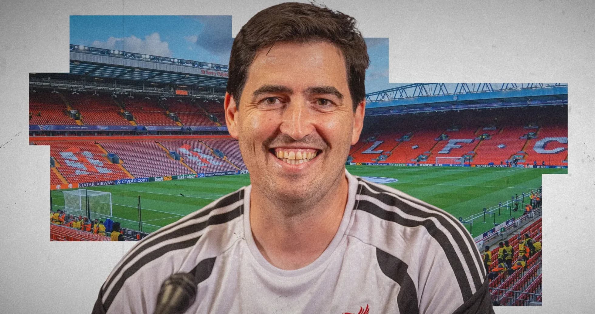 Entraîneur souriant devant le terrain d'Anfield