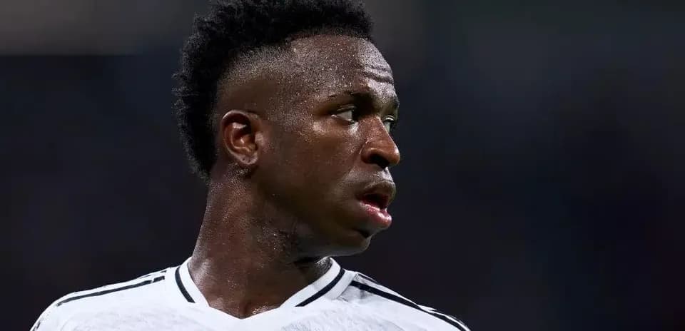 Joueur de football en maillot blanc sur le terrain