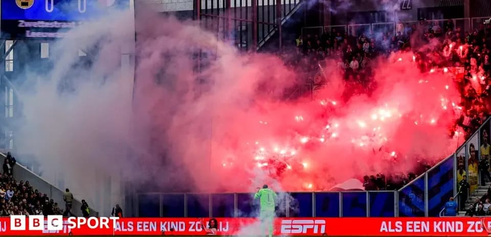 Fumigènes rouges dans le stade pendant le match