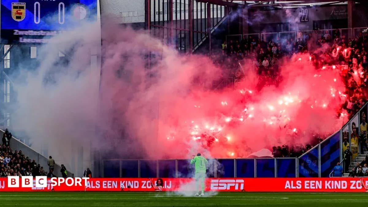 Fumigènes rouges dans le stade pendant le match