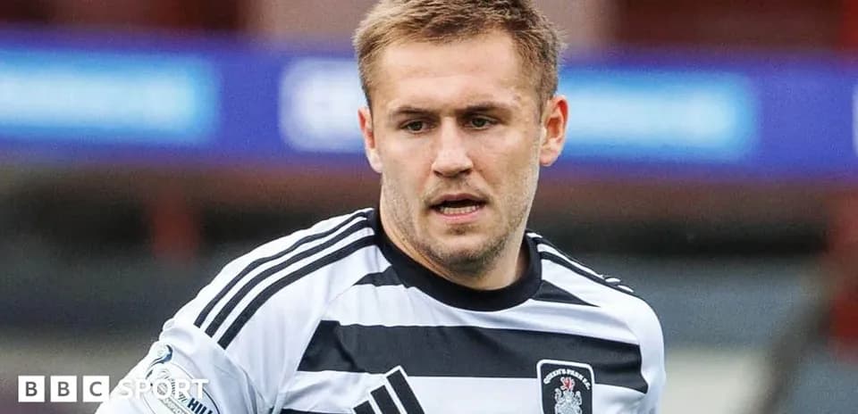 Joueur de football en maillot noir et blanc