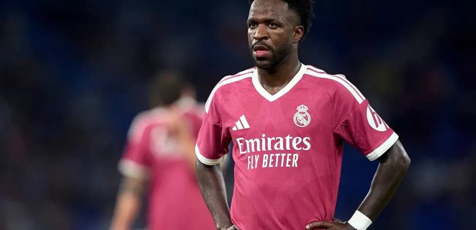 Joueur du Real Madrid en tenue rose sur le terrain