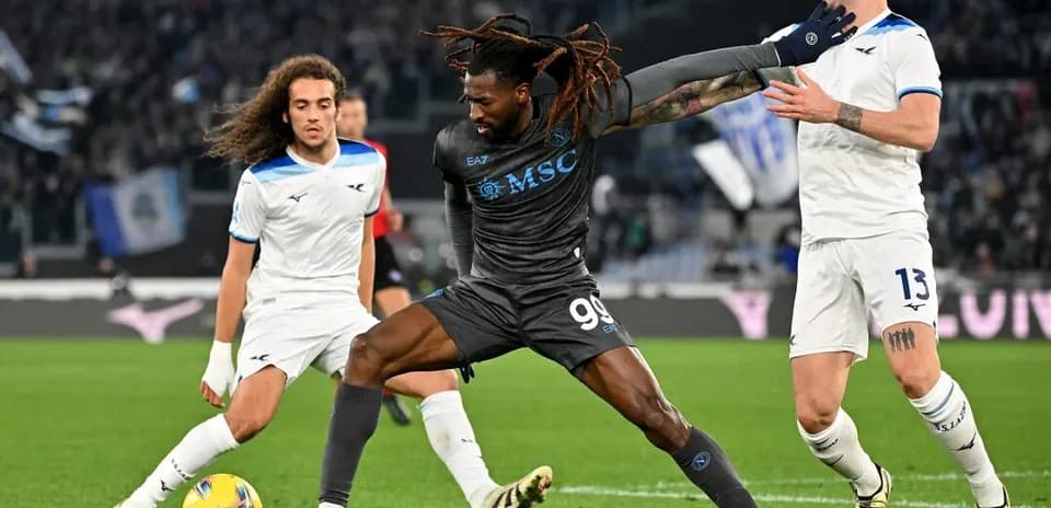Un joueur de Naples dribble face à Lazio