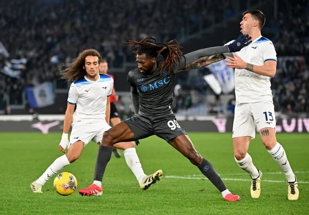Un joueur de Naples dribble face à Lazio