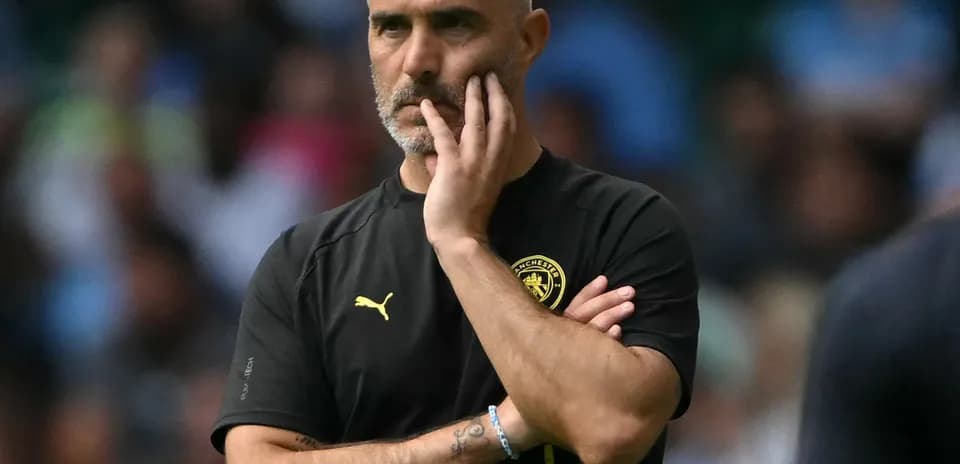 Entraîneur observant le match avec une expression pensive
