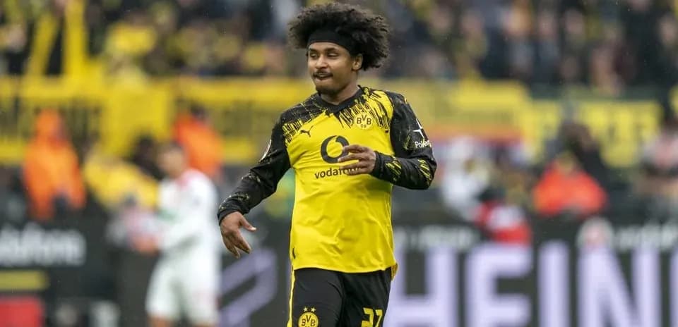 Joueur de Borussia Dortmund célébrant un moment de jeu