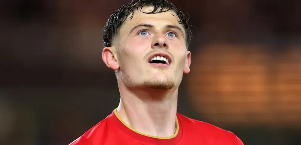Joueur en maillot rouge regardant vers le ciel