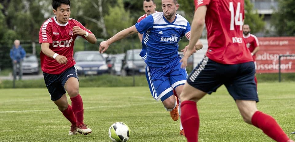 Deux joueurs poursuivant le ballon pendant un match