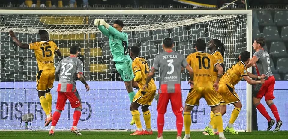 Gardien de but plongeant pour attraper le ballon