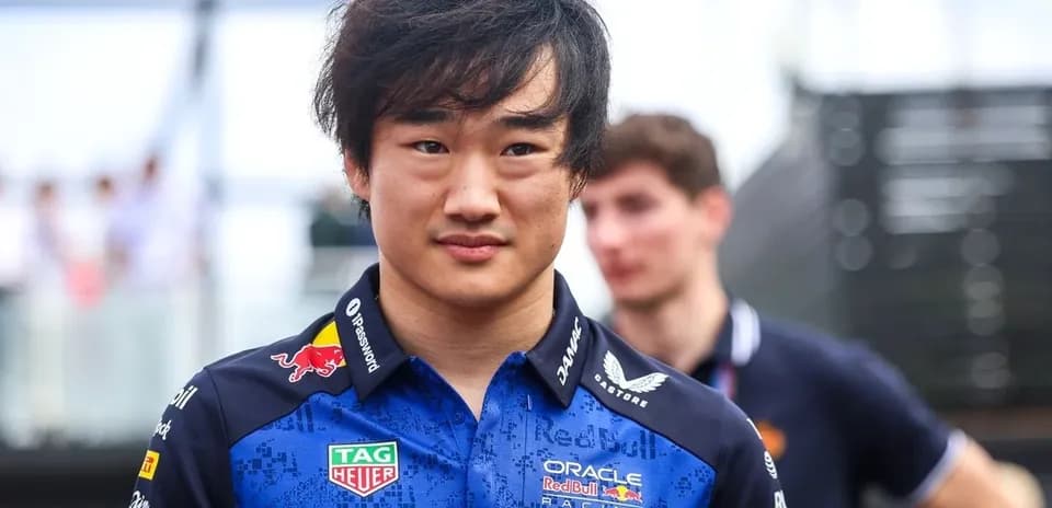 Pilote en tenue de course Red Bull Racing