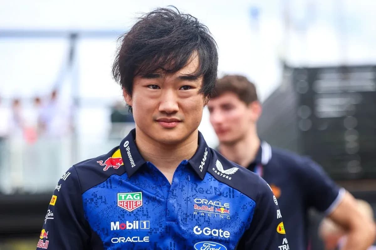 Pilote en tenue de course Red Bull Racing
