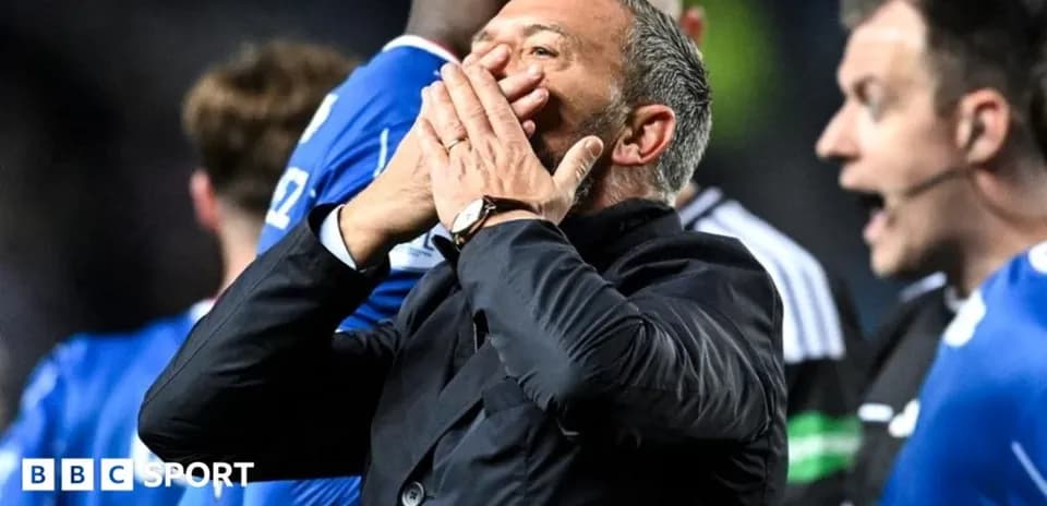 Entraîneur exprimant sa frustration lors du match