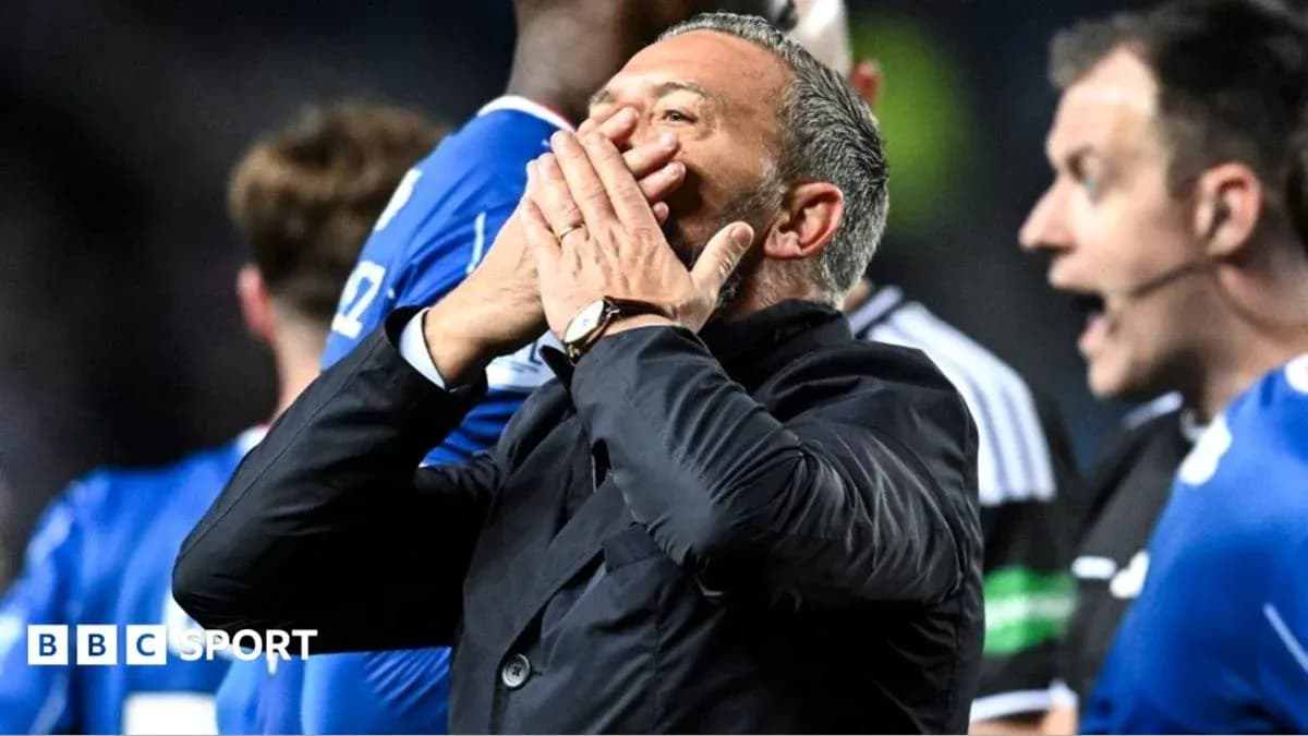 Entraîneur exprimant sa frustration lors du match